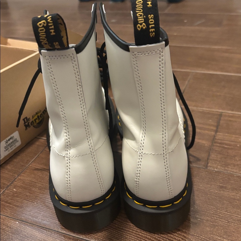 NIB DR MARTENS SMOOTH WHITE SIZE 9 - Picture 7 of 8
